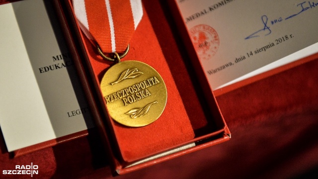 To wielkie święto szkół społecznych. W Teatrze Lalek Pleciuga w Szczecinie odbywa się 30. zjazd Społecznego Towarzystwa Oświatowego. Kilkudziesięciu nauczycieli z tych szkół otrzymało odznaczenia Komisji Edukacji Narodowej.