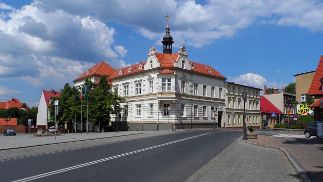 Umowy na spore dofinansowanie, z rządowego programu, na rzecz rozwoju oraz konkurencyjności regionów z przeznaczeniem na lokalną infrastrukturę drogową, podpisał w piątek, w Wałczu wicewojewoda Marek Subocz.