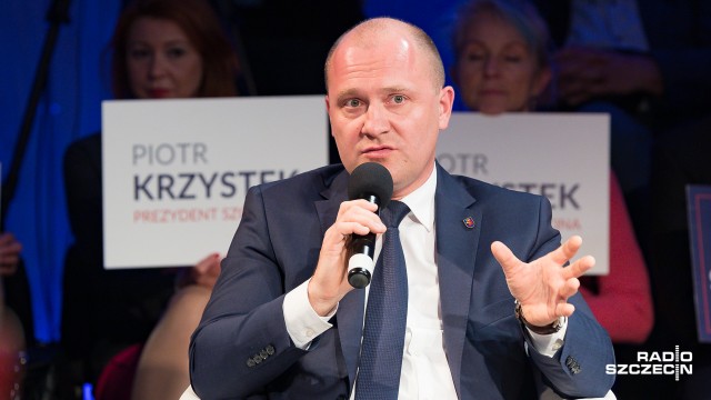 - To, co się dzieje obecnie w Szczecinie powinno być dostateczną rekomendacją dla tych, którzy nie wiedzą na kogo oddać swój głos w drugiej turze wyborów prezydenckich - Piotr Krzystek w ten sposób odpowiadał w sobotę na pytanie, jak chce przekonać niezdecydowanych mieszkańców, by w przyszłą niedziele zagłosowali na niego.