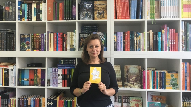 W sobotę o godzinie 17 w Kluboksięgarni FiKa odbędzie się spotkanie z Marcinem Szczygielskim. Autorem m.in. takich książek jak Za niebieskimi drzwiami, Filipinki to my oraz Weronika i Zombie, która będzie omawiana wraz z autorem podczas tego wydarzenia.