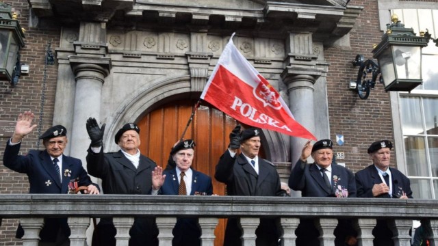 Uroczystość uczczenia żołnierzy 1. Polskiej Dywizji Pancernej odbyła się przy ratuszu w Bredzie, gdzie 74 lata temu 11 listopada odbyły się obchody Święta Niepodległości. Wzięli w nich wtedy udział żołnierze generała Maczka, którzy wyzwolili miasto spod okupacji niemieckiej 29 października 1944 roku.