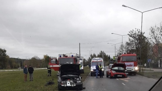 Zderzyły się dwie osobówki na ulicy Szafera w pobliżu Ronda Olimpijczyków w Szczecinie. W wyniku wypadku jedna osoba została ranna. Jezdnia w tym miejscu jest zablokowana.