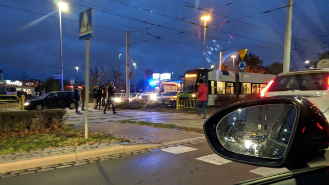 Po kolizji tramwaju z samochodem osobowym, do jakiego doszło na rondzie Siwka w Szczecinie składy 8, 10 oraz linii dodatkowej nr 15 (dodatkowa linia na Wszystkich Świętych) już ruszyły.