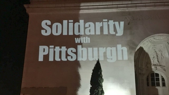 Oskarżony o zastrzelenie 11 osób w sobotę w Synagodze w Pittsburghu Robert Bowers pierwszy raz stanął przed wymiarem sprawiedliwości. Przedstawiono mu 29 federalnych zarzutów, w tym ten najważniejszy: morderstwo z nienawiści religijnej dokonane z udziałem broni palnej. Był to najkrwawszy atak w historii Stanów Zjednoczonych na społeczność żydowską.