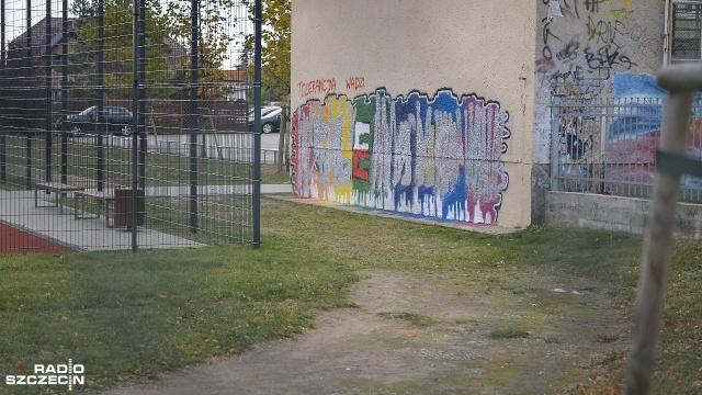 Miał być symbolem współpracy uczniów z Polski, Włoch i Turcji, a padł ofiarą aktu wandalizmu. To mural na ścianie IV LO na szczecińskich Gumieńcach.