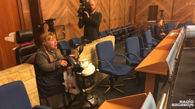 Szczecińscy radni uchwalili zmiany, w regulaminie przewozu komunikacją miejską, jednoznacznie zakazujące transportowania wewnątrz autobusów czy tramwajów, takich pojazdów, jakim porusza się Pani Balbina. I jakim blokuje przejazd, gdy nie zostanie wpuszczona do środka.