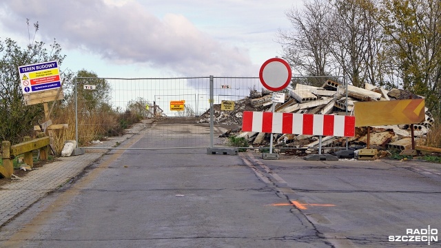 Miał być oddany do użytku w sierpniu, później w październiku, a teraz prawdopodobnie dopiero w grudniu. Mowa o wiadukcie kolejowym przy ulicy Kuźnickiej w Policach, którego gruntowny remont trwa już od wielu miesięcy.