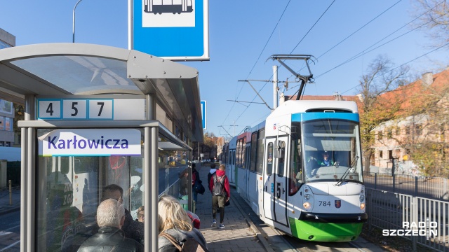 Kibice na mecze Pogoni Szczecin będą jeździć komunikacją miejską za darmo - tak zdecydowali radni miejscy. W dniu meczowym między godziną 12:00 a 23:59 będzie można bezpłatnie korzystać z autobusów i tramwajów.