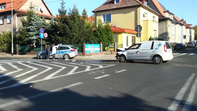 Samochód osobowy i radiowóz zderzyły się na skrzyżowaniu Czorsztyńskiej i Łukasińskiego w Szczecinie.