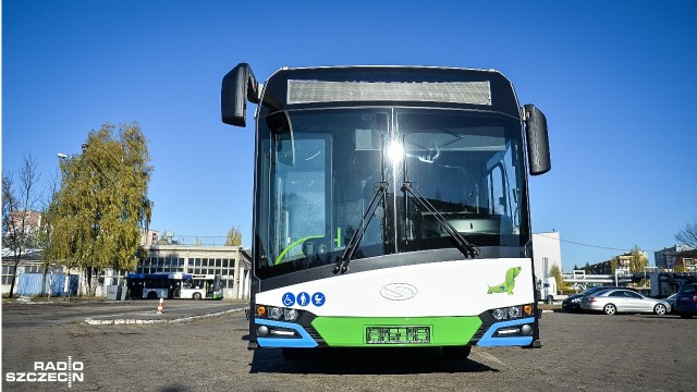 Jest wyposażony m.in. w nowoczesny monitoring, a obraz z kamer może być też podglądany w centrali ruchu. W środę w zajezdni Szczecińskiego Przedsiębiorstwa Autobusowego Klonowica zaprezentowany został najbardziej nowoczesny i ekologiczny autobus, który niebawem wyjedzie na nasze ulice.