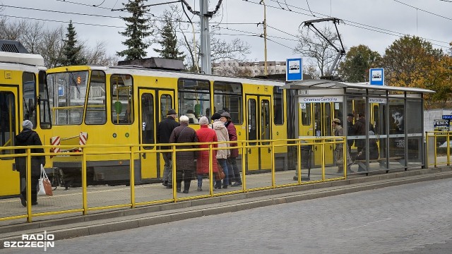 W czwartek 1 listopada, Dzień Wszystkich Świętych. W rejonie szczecińskich cmentarzy od soboty wprowadzane są zmiany w organizacji ruchu, ale ostateczne będą obowiązywały dopiero od czwartkowego poranka. Zmienią się również rozkłady jazdy dla części autobusów komunikacji miejskiej.