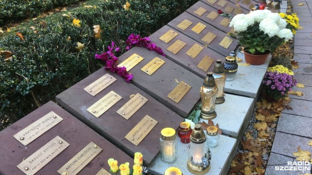Swoich grobów nie mają, a jedynym miejscem, gdzie można im oddać hołd jest pomnik na szczecińskim Cmentarzu Centralnym. Przy monumencie Tym, którzy nie powrócili z morza odbyła się zbiórka pieniędzy na Fundację Ludziom Morza.