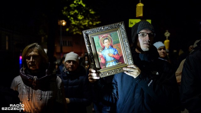Ponad pół tysiąca osób przeszło z parafii ojców dominikanów do szczecińskiej katedry w Procesji ze Świętymi. Tak drugi rok z rzędu, katolicy obchodzą w Szczecinie Wigilię Wszystkich Świętych, czyli dzień poprzedzający 1 listopada.