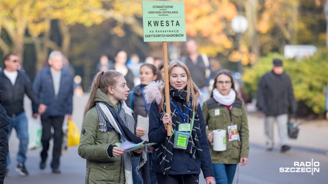 Stowarzyszenie na Rzecz Cmentarza Centralnego w Szczecinie, po raz piętnasty, będzie prowadzić w czwartek kwestę na szczecińskiej nekropolii. Środki pozyskane z tegorocznej zbiórki przeznaczone zostaną na renowację nagrobka popularnego niegdyś piosenkarza Tadeusza Millera.