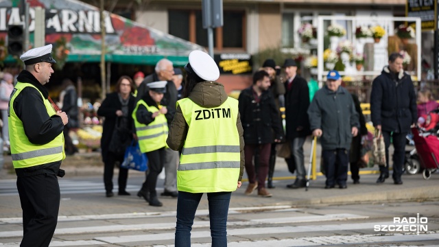 W czwartek o godzinie 6 rano obie jezdnie ulicy Ku Słońcu między rondem Pileckiego, a rondem Gierosa zostały zamknięte. Został wyznaczony objazd przez Derdowskiego, 26 Kwietnia i Krzywoustego do Piastów.