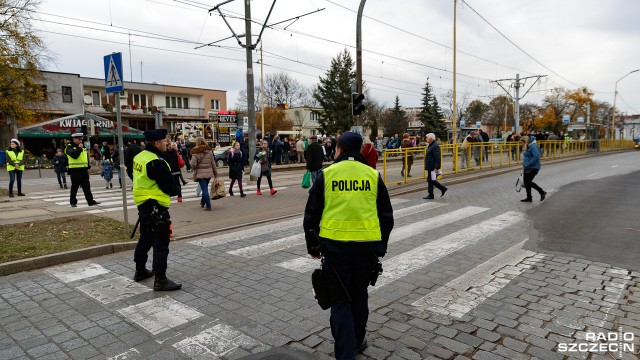 Przy Cmentarzu Centralnym w Szczecinie ruch wrócił do normy. Wcześniej niż planowano policja zezwoliła na otwarcie zamkniętych na czas święta ulic.