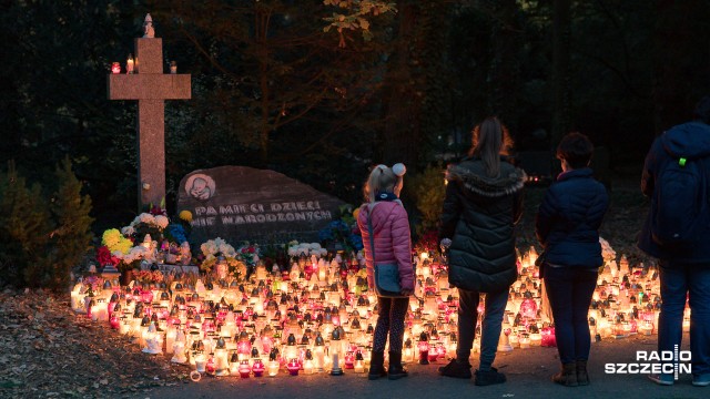 Policja ostrzega przed kieszonkowcami na cmentarzach. Trwa akcja Znicz. Poza funkcjonariuszami z wydziału ruchu drogowego, o bezpieczeństwo dbają też policjanci operacyjni.