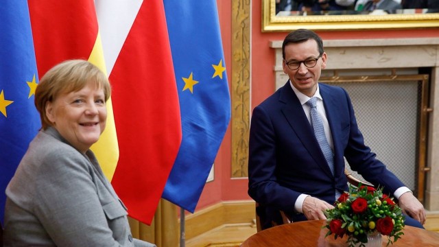 Niemcy przygotowują się do kupna większej ilości gazu skroplonego LNG - poinformowała w Warszawie niemiecka kanclerz Angela Merkel. Sprawa dostaw gazu jak też gazociągu Nord Stream 2 była jednym z tematów rozmów szefów rządów Polski i Niemiec w Warszawie.