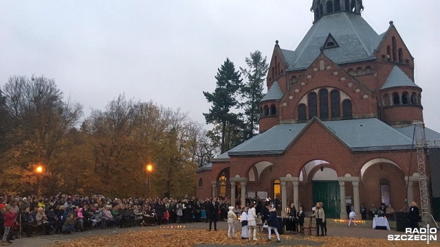 Kilkaset osób obejrzało na Cmentarzu Centralnym w Szczecinie spektakl Dziady cz. II. Przy kaplicy głównej nekropolii młodzież z I Liceum Ogólnokształcącego, dzieci ze Szkoły Podstawowej nr 56 zaprzyjaźnieni i dorośli odegrali cmentarne gusła.