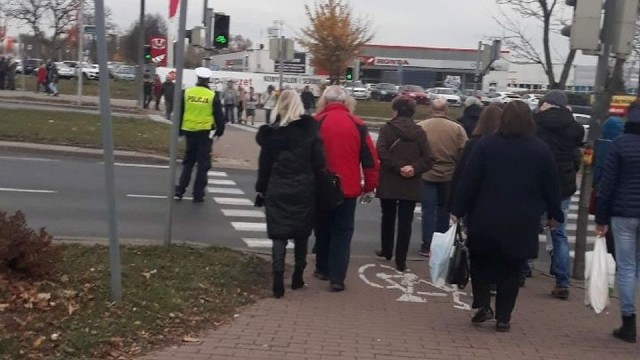 Zachodniopomorska policja podsumowuje tegoroczną akcję Znicz. Działania objęły nie tylko dzień Wszystkich Świętych: rozpoczęły się 31 października, a skończyły w niedzielę o północy. W regionie było spokojniej niż w roku ubiegłym, kiedy podczas trwania akcji zginęły dwie osoby. W tym roku śmierć poniosła jedna.