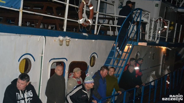 Załoga i pasażerowie polskiego kutra wędkarskiego Miętus II, który w nocy z soboty na niedzielę zatonął na Bałtyku, powróciła do Polski. 16 osób - do portu w Kołobrzegu na pokładzie Zenita - dotarło w poniedziałkowy wieczór.