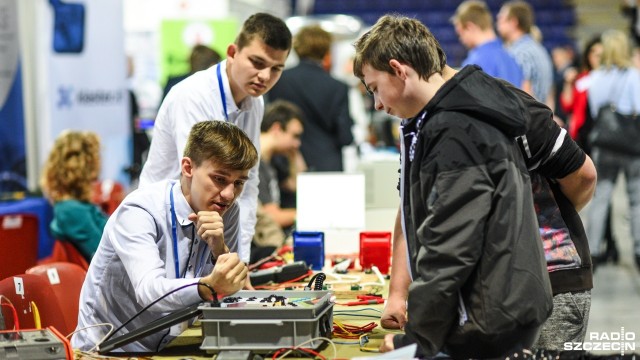 Piekarze, mechanicy, masażyści, fryzjerzy, stolarze - ponad 80 wystawców prezentuje się w szczecińskiej Netto Arenie w ramach Europejskiego Tygodnia Umiejętności Zawodowych organizowanych przez Zachodniopomorskie Kuratorium Oświaty.