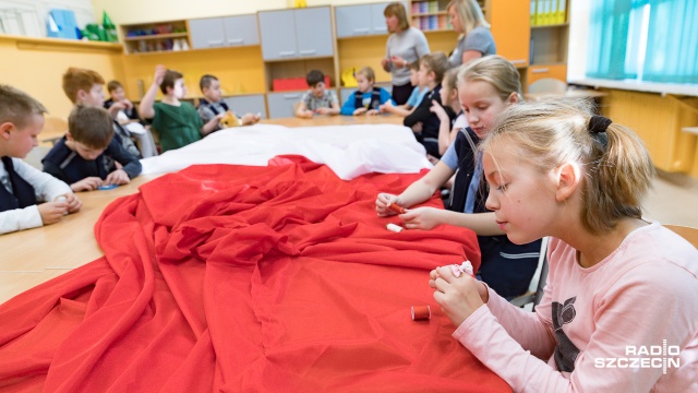 Będzie miała ponad 200 metrów długości i 3 metry szerokości. Uczniowie i nauczyciele Szkoły Podstawowej numer 63 przy ulicy Grodzkiej w Szczecinie przygotowują polską flagę z okazji Święta Niepodległości.