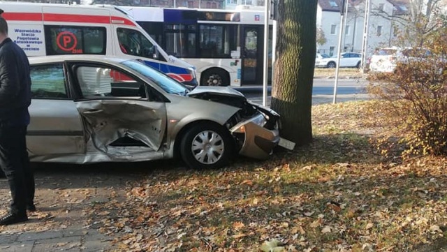 Dwie osobówki zderzyły się w rejonie skrzyżowania al. Wojska Polskiego z ul. Wincentego Pola w Szczecinie.