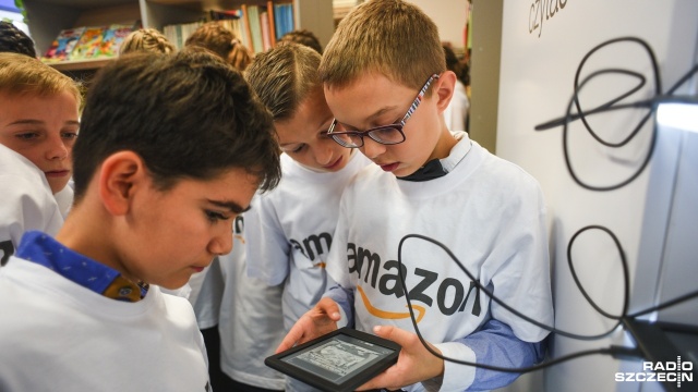 10 czytników do e-booków Kindle i 100 książek papierowych trafiło do Szkoły Podstawowej nr 69 w Szczecinie.