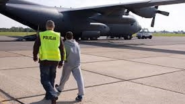 Miał znaczne ilości narkotyków i był poszukiwany przez cztery lata, aż w końcu trafił z Wielkiej Brytanii do Szczecina. Zachodniopomorska policja chwali się zatrzymaniem 35-latka.