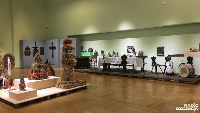 Wieńce dożynkowe, pisanki, naczynia i meble, a także zabawki... najstarsze sprzed 200 lat. Wszystko to obejrzeć można na wystawie Świętowanie. Zabytki obrzędowości rodzinnej i dorocznej w Muzeum Regionalnym Muzeum Narodowego w Szczecinie. Otwarcie w czwartek o godz. 18 w gmachu przy ul. Staromłyńskiej 27.