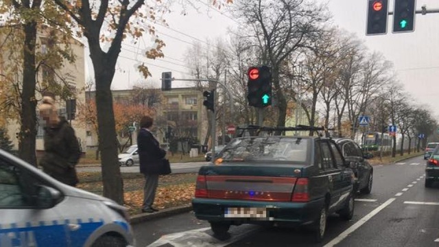 Jadący w stronę centrum Szczecina ul. Ku Słońcu muszą bardzo uważać: przed skrzyżowaniem z ul. Santocką zderzyły się Polonez i Opel. W jednym z aut zablokowała się skrzynia biegów - zatarasowany jest lewy pas jezdni. Nikomu nic się nie stało ale tworzy się korek.