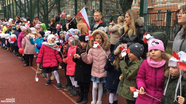 Punktualnie o godzinie 11:11 uczniowie i przedszkolaki z całego kraju zaśpiewały Hymn Polski. A wszystko to w ramach akcji Rekord dla Niepodległej. Tak też było w Szczecinie, m.in w Szkole Podstawowej Nr 1.