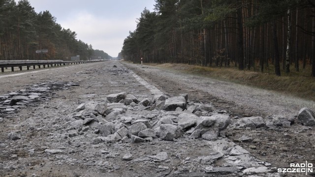 Betonowe płyty na części remontowanego odcinka autostrady A6, w kierunku Goleniowa, są już połamane. Kierowcy zauważają jednak, że przed zjazdem na wojewódzką drogę nr 142, czyli popularną Chociwelkę na półkilometrowej części jezdni płyt nikt nie ruszał.