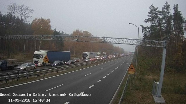 Potrącenie pieszego na ulicy Pomorskiej w Dąbiu. Nie wiemy jeszcze jakich doznał obrażeń, ale ulica w obu kierunkach zaczęła się korkować. Interweniują pogotowie i policja.