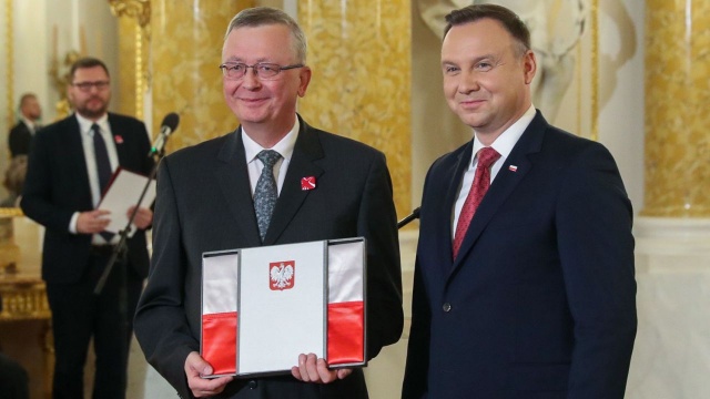 Pół tysiąca dzieł sztuki, a także setki fotografii dokumentalnych, ścieżek dźwiękowych i monumentalny fresk historyczny, ujmujący dzieje Polski z lat 1914-1989. To tylko niektóre z elementów otwartej na Zamku Królewskim w Warszawie wystawy Znaki wolności. O trwaniu polskiej tożsamości narodowej.