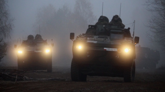 Kilkuset żołnierzy ćwiczyło w piątek na poligonie Drawskim zachowanie w sytuacji skażenia środkiem niewiadomego pochodzenia. To jeden z elementów prowadzonych właśnie w Polsce ćwiczeń Anakonda-18.