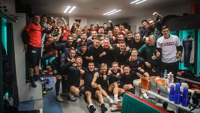 Piłkarze Pogoni w piątek wieczorem wygrali z Legią Warszawa 2:1 w 15. kolejce rozgrywek. Jest to trzecia wygrana z rzędu i szósta w ostatnich siedmiu spotkaniach w Ekstraklasie.