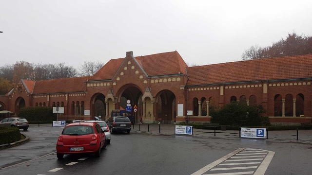 Nowa organizacja ruchu obowiązuje przy bramie głównej Cmentarza Centralnego w Szczecinie. Służby przygotowały plac, gdzie można parkować.