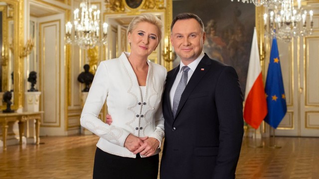 Para prezydencka Andrzej Duda i Agata Kornhauser-Duda zapraszają do wspólnego świętowania niepodległości. Niech setna rocznica odzyskania Polski Niepodległej będzie świętem wszystkich nas, Polaków - powiedział prezydent w orędziu w przeddzień 11 listopada.
