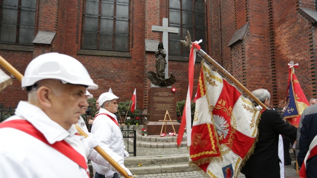 Gdy jest wolność i niepodległość, pewnie za mało o niej myślimy i za mało ją chronimy i za mało dziękujemy za nią Bogu - mówił w homilii arcybiskup Andrzej Dzięga. Metropolita szczecińsko-kamieński przewodniczył w niedzielę rano mszy św. w intencji ojczyzny w Bazylice św. Jana Chrzciciela w Szczecinie.