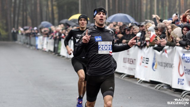 Aktualny wicemistrz Europy Marcin Lewandowski zwycięzcą jubileuszowej, trzydziestej już Goleniowskiej Mili Niepodległości. Na mecie wyprzedził innego reprezentanta Polski Michała Rozmysa i reprezentanta Ukrainy Witalija Marynicza.