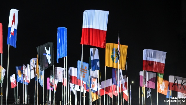 100 flag na 100-lecie odzyskania przez Polskę niepodległości. Na 6-metrowych masztach postawionych na placu Solidarności można oglądać 100 pełnowymiarowych flag stworzonych przez szczecinian.