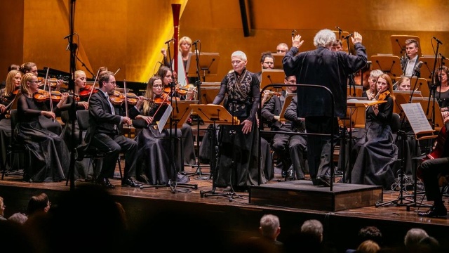 Filharmonia im. Mieczysława Karłowicza w Szczecinie znalazła się w gronie najbardziej prestiżowych placówek muzycznych na świecie. W niedzielę w ramach programu 100 na 100 - Muzyczne dekady wolności m.in. w Chicago, Kopenhadze, Londynie, Lwowie, Mediolanie, Melbourne, Nowym Jorku, Tokio i w Wiedniu wykonano 100 dzieł stworzonych od 1918 roku przez najwybitniejszych polskich kompozytorów.