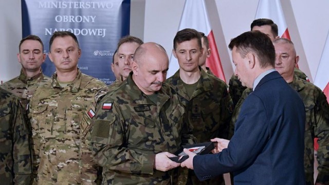 Minister obrony Mariusz Błaszczak wręczył pamiątkowe ryngrafy żołnierzom, którzy wyróżnili się w przygotowaniach uroczystych obchodów stulecia odzyskania niepodległości.