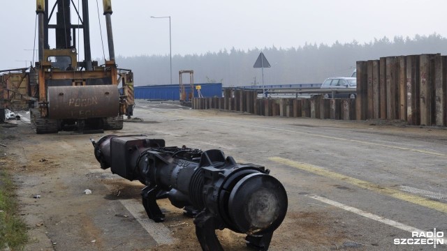 Spółka Energopol natrafiła na bardzo twardy grunt nie udało się na czas zamontować specjalnych ścianek, które mają zapewnić bezpieczeństwo podróżujących autostradą podczas zaplanowanego wyburzania - zamkniętego już wcześniej - wiaduktu węzła.