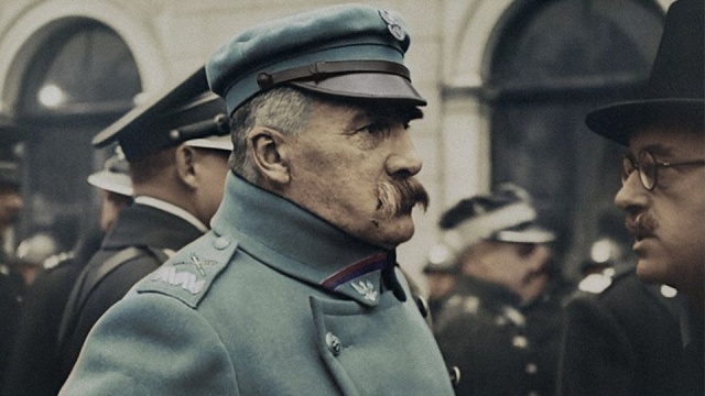 Wiceminister kultury i dziedzictwa narodowego Jarosław Sellin poinformował, że są plany, by film Niepodległość trafił do kin i szkół. W poniedziałek w Teatrze Wielkim - Operze Narodowej w Warszawie odbyła się premiera obrazu przygotowanego na 100-lecie odzyskania niepodległości.