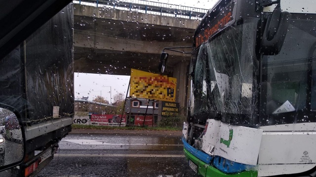 Na ul. Energetyków pod wiaduktami Trasy Zamkowej (w kierunku prawobrzeża) doszło do zderzenia pięciu samochodów i autobusu linii pospiesznej B. Są bardzo poważne kłopoty z przejazdem. Utworzył się tam spory korek.
