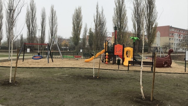 Przy ulicy Budziszyńskiej w pobliżu Zespołu Szkół Ogólnokształcących nr 5 jest już boisko do koszykówki, siłownia pod chmurką i plac zabaw.