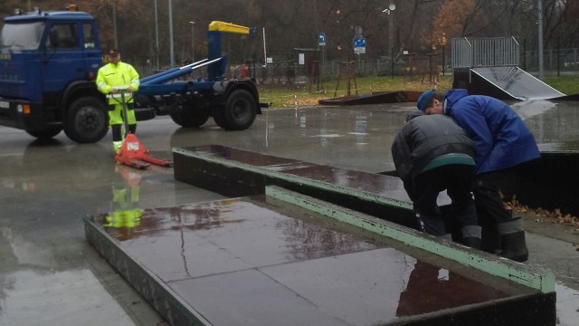 W miejscu skateparku, jak co roku, przygotowane zostanie lodowisko. Otwarcie: 1 grudnia. Na miejsce zwożone są bandy i sprawdzane są wszystkie urządzenia chłodzące oraz instalacja. Po ich ustawieniu rozpocznie się napuszczania wody oraz jej mrożenia.